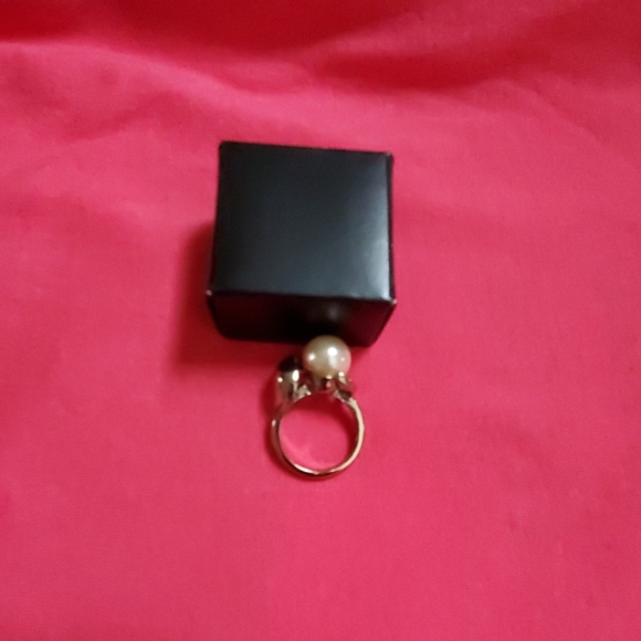 Nessia Cream Pearl Statement Ring - Picture 2 of 4